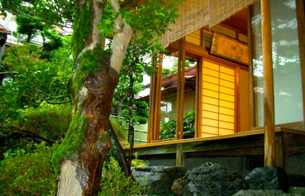 Yoshidaya Ryokan – A Sanctuary in Gujo Hachiman, Where Gardens and Local Cuisine Heal the Soul