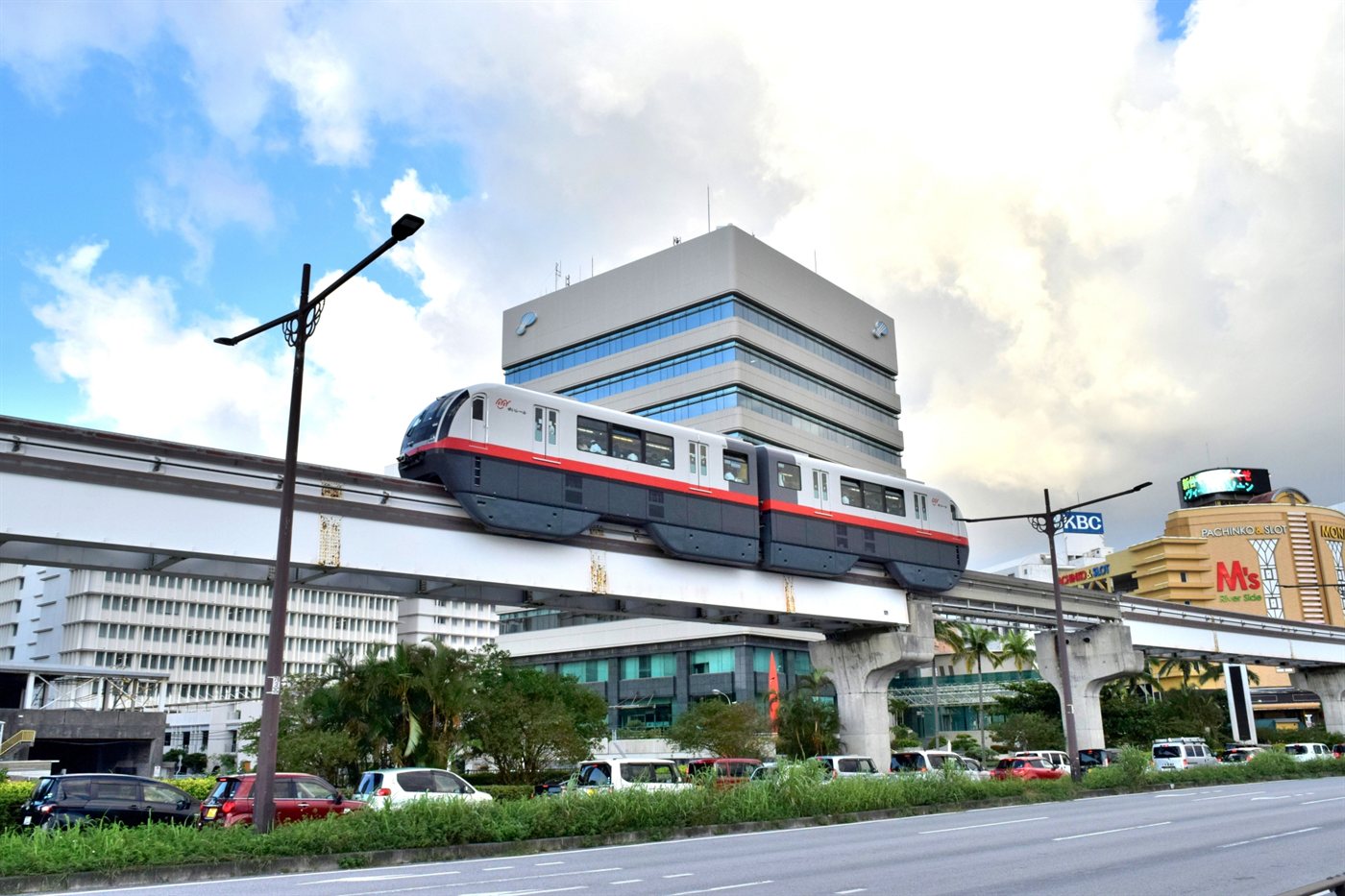 A Yui Rail monorail train running above the street in Naha